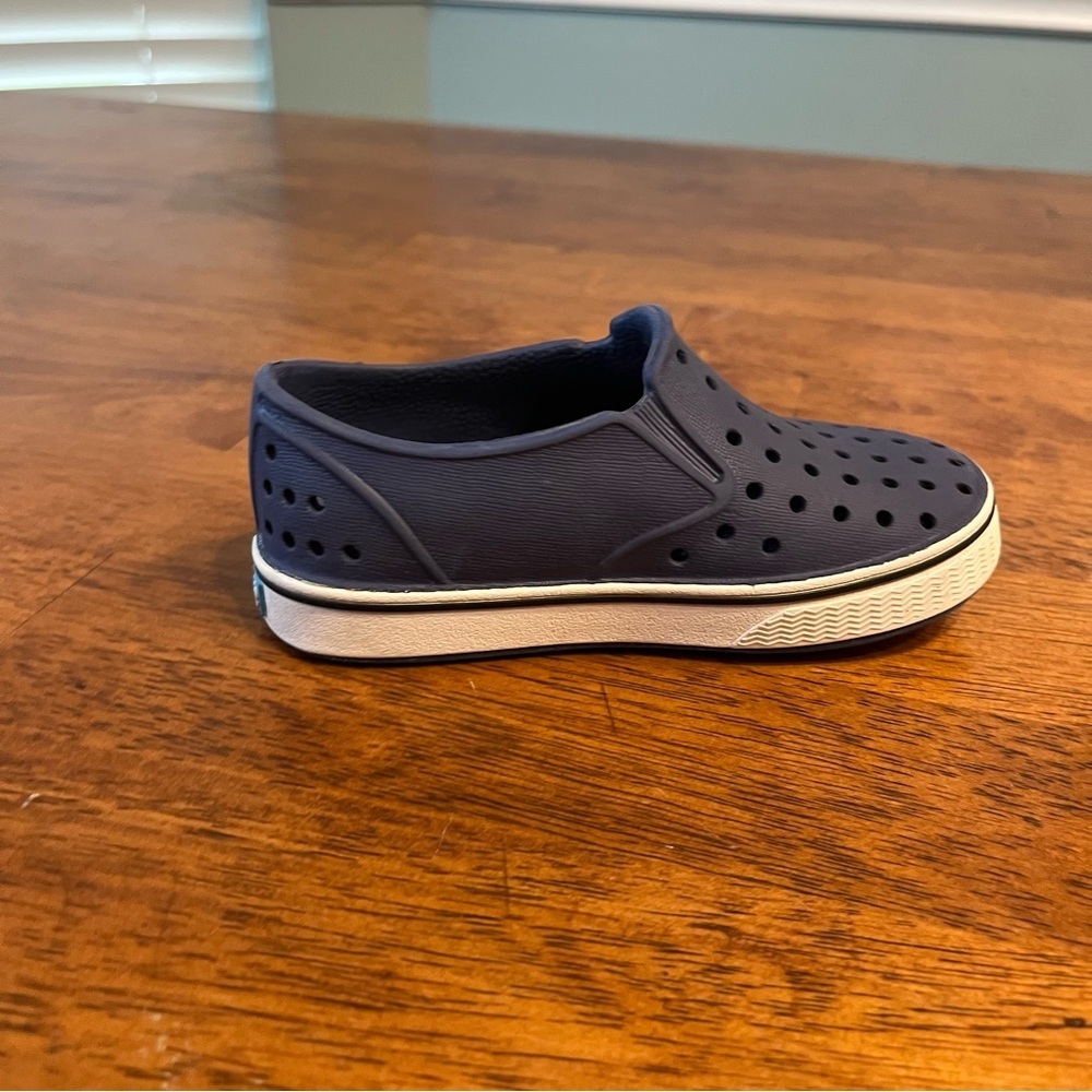 Native Miles Navy Perforated Slip-Ons shoes size 8 - Picture 2 of 11